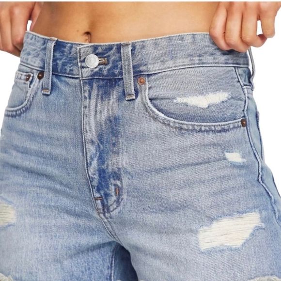 Madewell Pants - Madewell mid rise relaxed distressed denim shorts, size 25, NWT